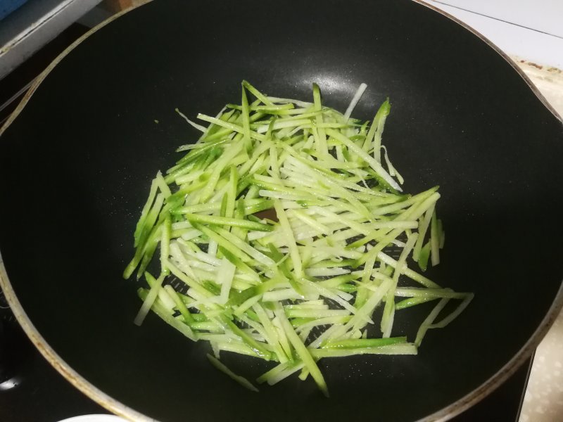 Steps for Making Double-Yolk Egg and Shredded Radish Noodles