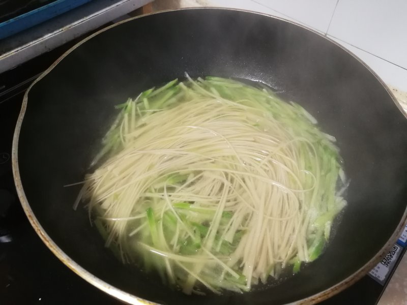 Steps for Making Double-Yolk Egg and Shredded Radish Noodles