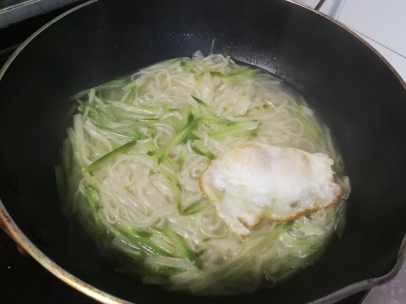 Steps for Making Double-Yolk Egg and Shredded Radish Noodles