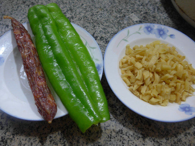 Steps for Making Spicy Sausage and Dried Radish Stir-Fry with Green Chili