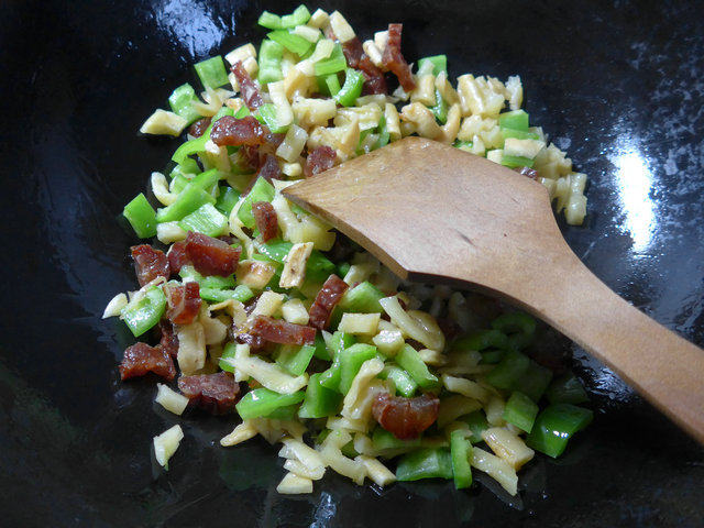 Steps for Making Spicy Sausage and Dried Radish Stir-Fry with Green Chili