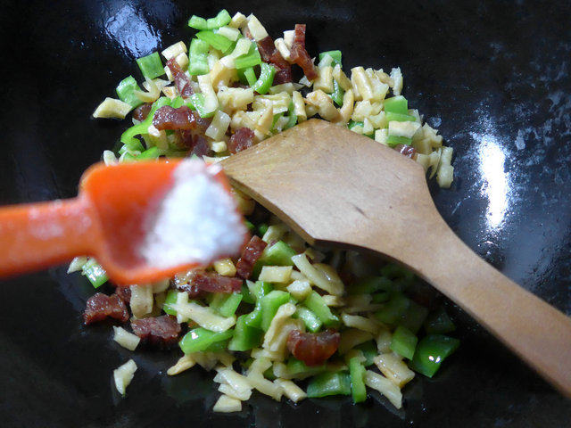 Steps for Making Spicy Sausage and Dried Radish Stir-Fry with Green Chili