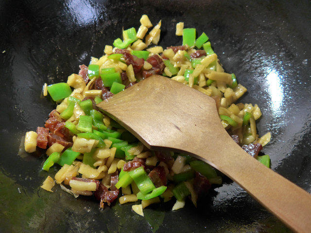 Steps for Making Spicy Sausage and Dried Radish Stir-Fry with Green Chili