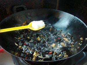 Steps for cooking Sautéed Black Fungus with Pickled Vegetables