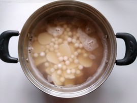 Steps for Making Honey Bean and Osmanthus Rice Cake Soup