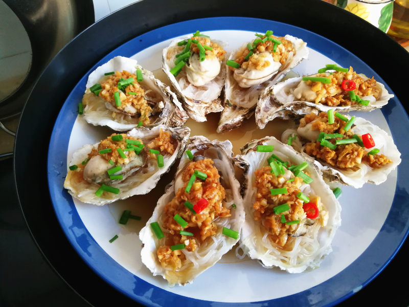 Steamed Oysters with Garlic and Vermicelli