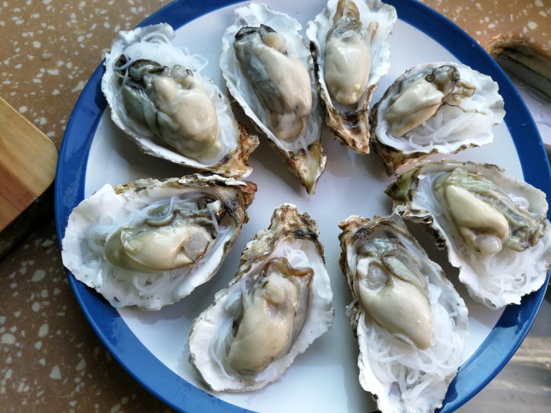 Steps for Cooking Steamed Oysters with Garlic and Vermicelli