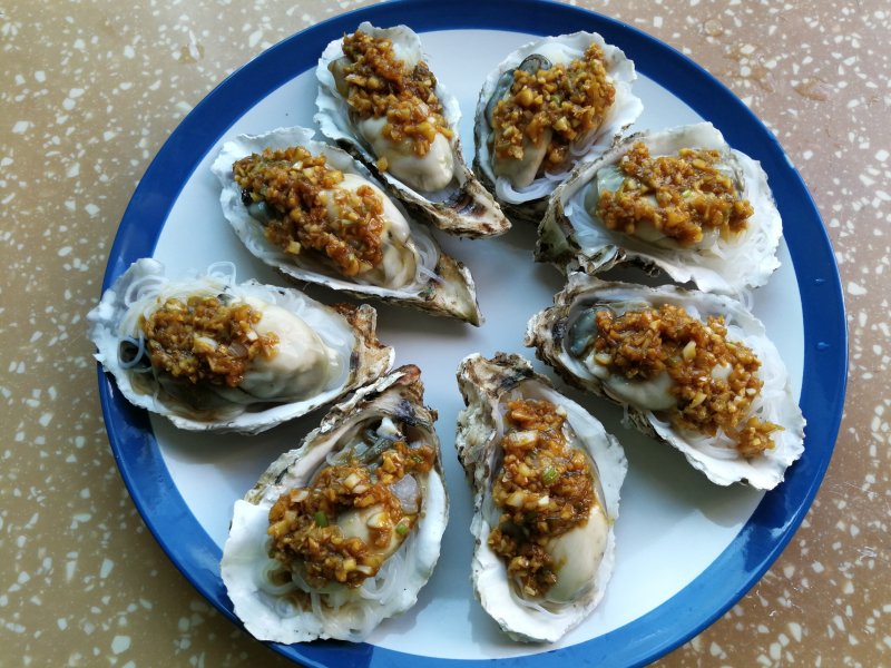 Steps for Cooking Steamed Oysters with Garlic and Vermicelli