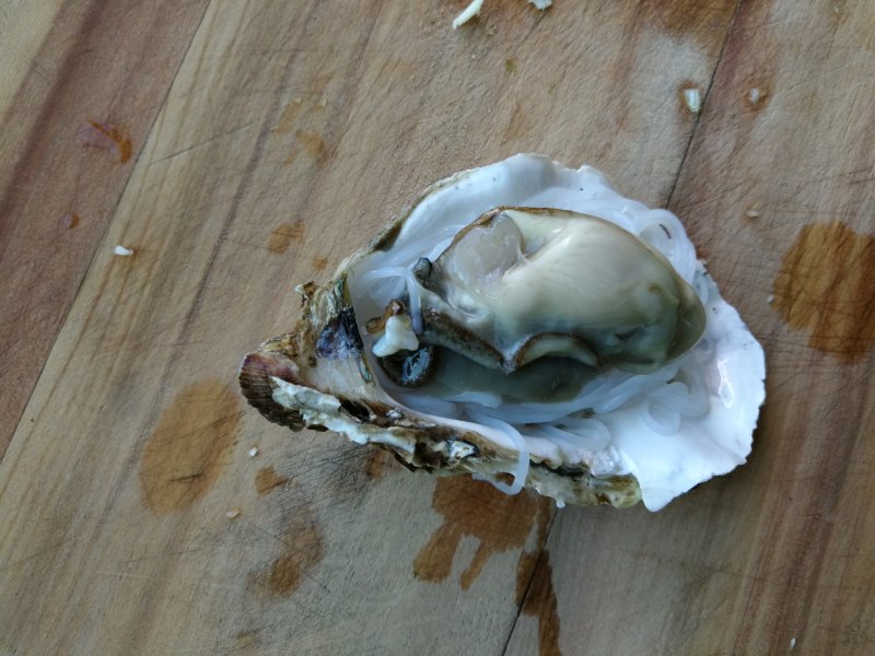 Steps for Cooking Steamed Oysters with Garlic and Vermicelli