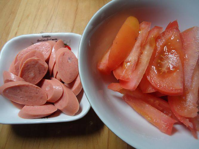 Steps for Making Authentic Duck Blood and Tomato Hot Pot