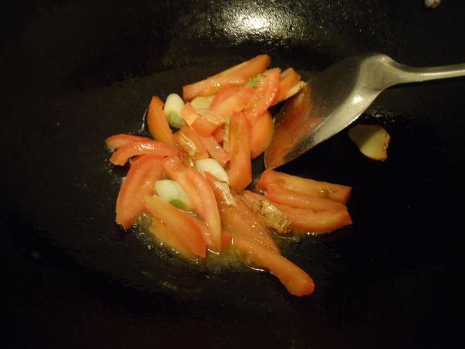 Steps for Making Authentic Duck Blood and Tomato Hot Pot