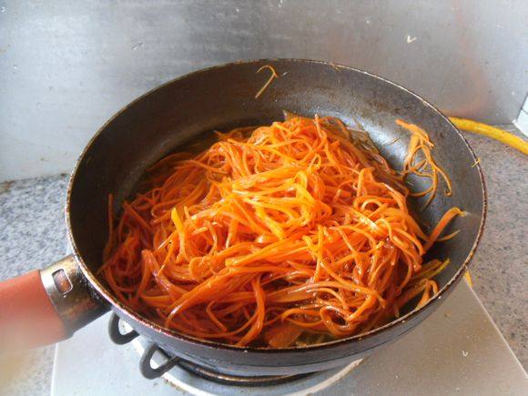 Stir-Fried Shredded Carrots Cooking Steps