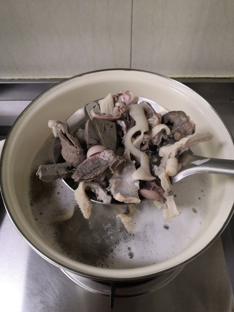 Steps to Make Yangza Tang (Lamb Offal Soup)