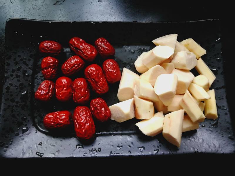 Steps for Making Red Date and Chinese Yam Stewed Pork Ribs