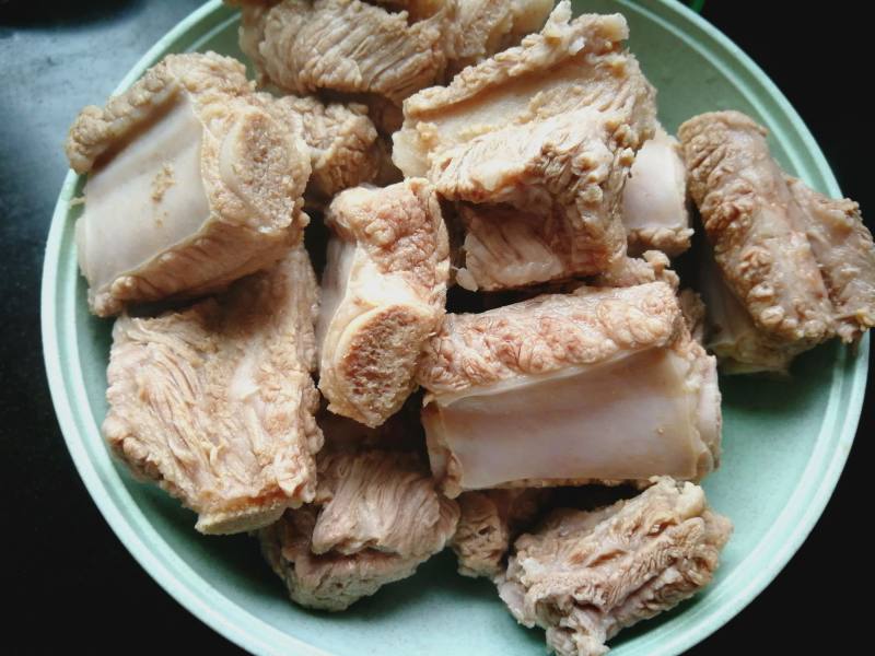 Steps for Making Red Date and Chinese Yam Stewed Pork Ribs