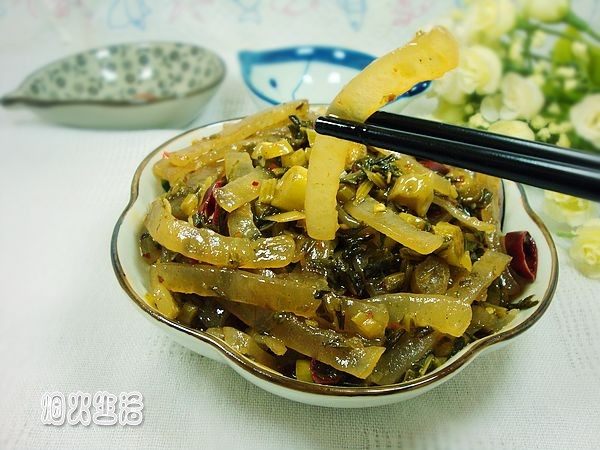 Stir-Fried Pig Skin with Pickled Vegetables