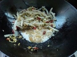 Steps for Stir-Fried Pig Skin with Pickled Vegetables