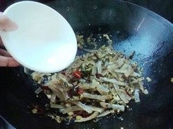 Steps for Stir-Fried Pig Skin with Pickled Vegetables