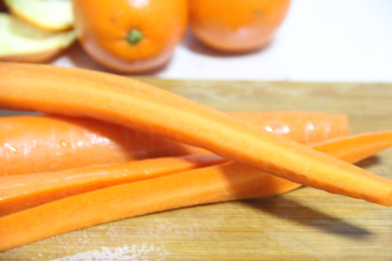 Steps for Making Fresh Carrot Orange Juice