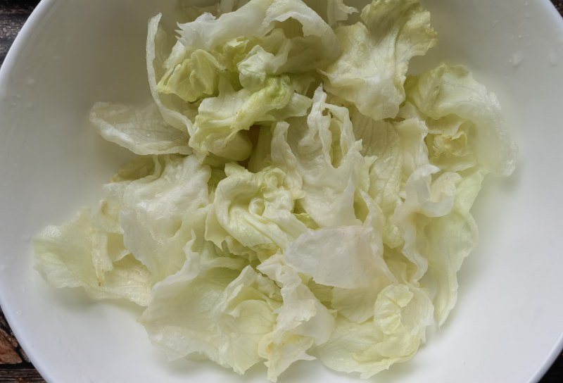 Steps for Making Laba Garlic Mixed with Round Lettuce