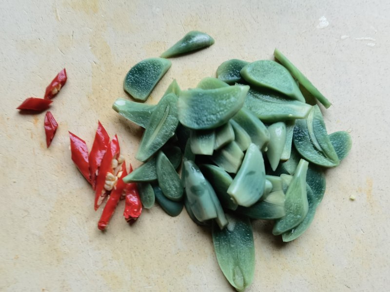 Steps for Making Laba Garlic Mixed with Round Lettuce