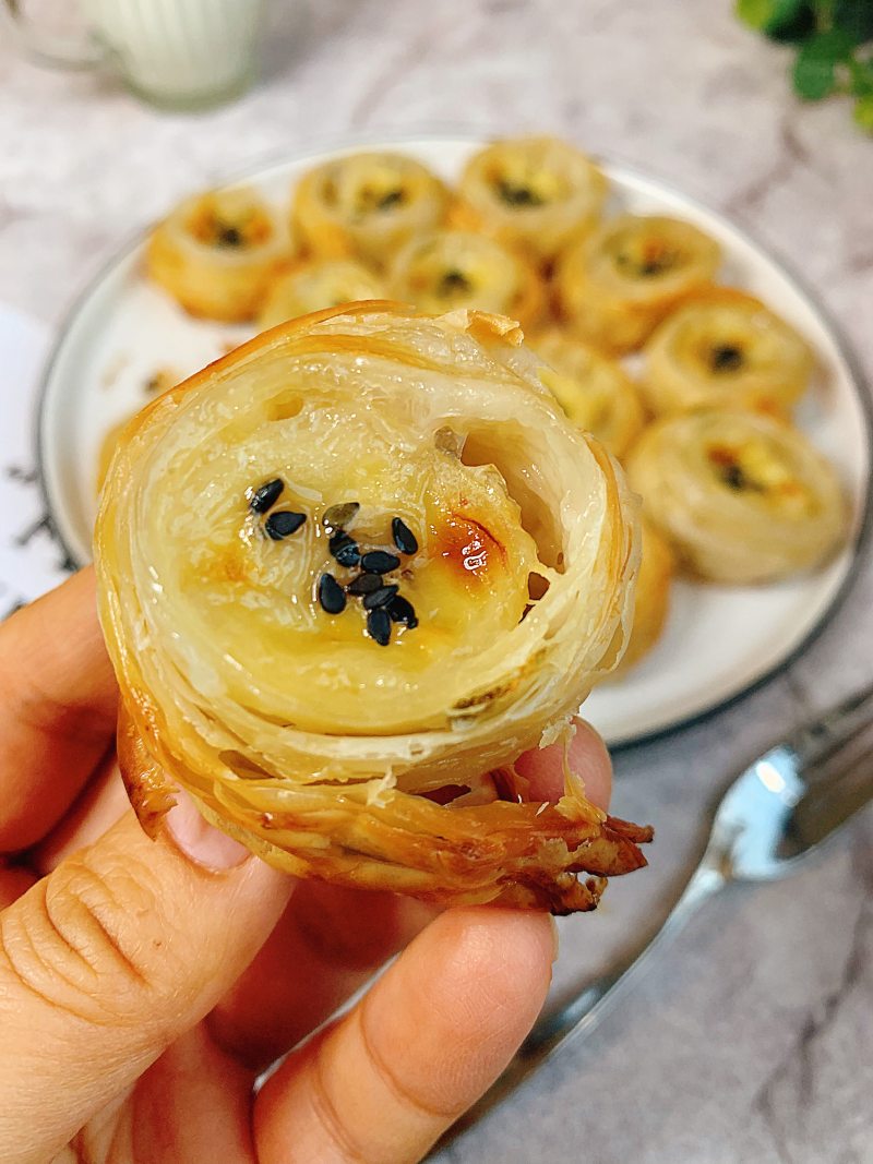 Steps for Making Banana Puff Pastry Rolls