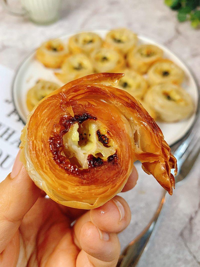 Steps for Making Banana Puff Pastry Rolls