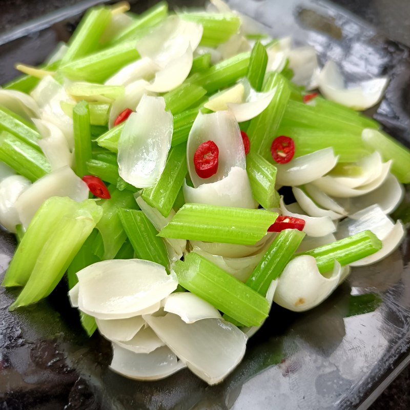 Celery Stir-Fried Fresh Lily Bulbs