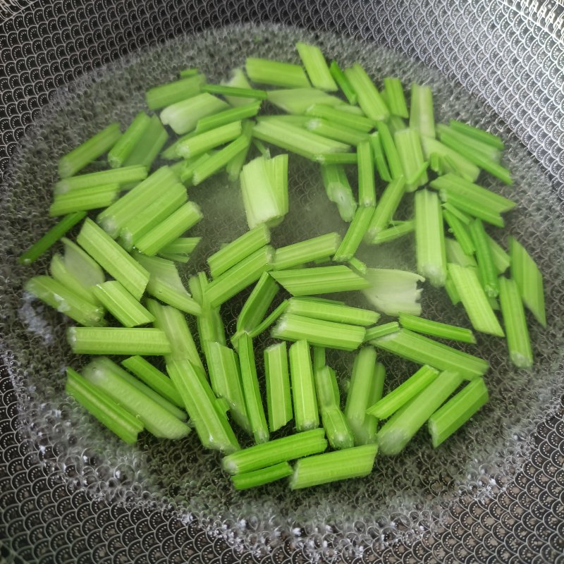 Step-by-Step Instructions for Cooking Celery Stir-Fried Fresh Lily Bulbs