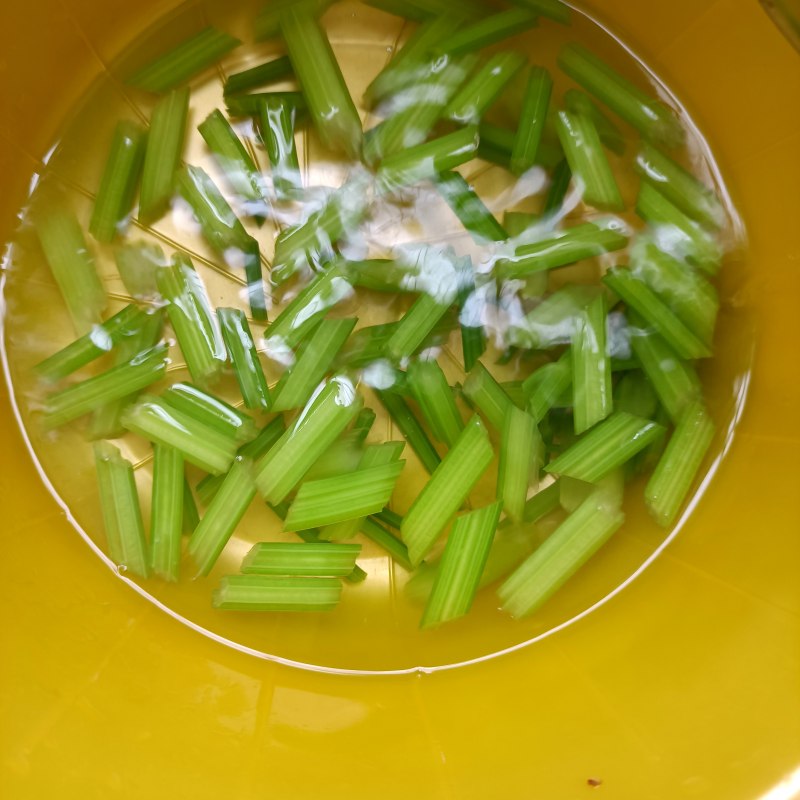 Step-by-Step Instructions for Cooking Celery Stir-Fried Fresh Lily Bulbs