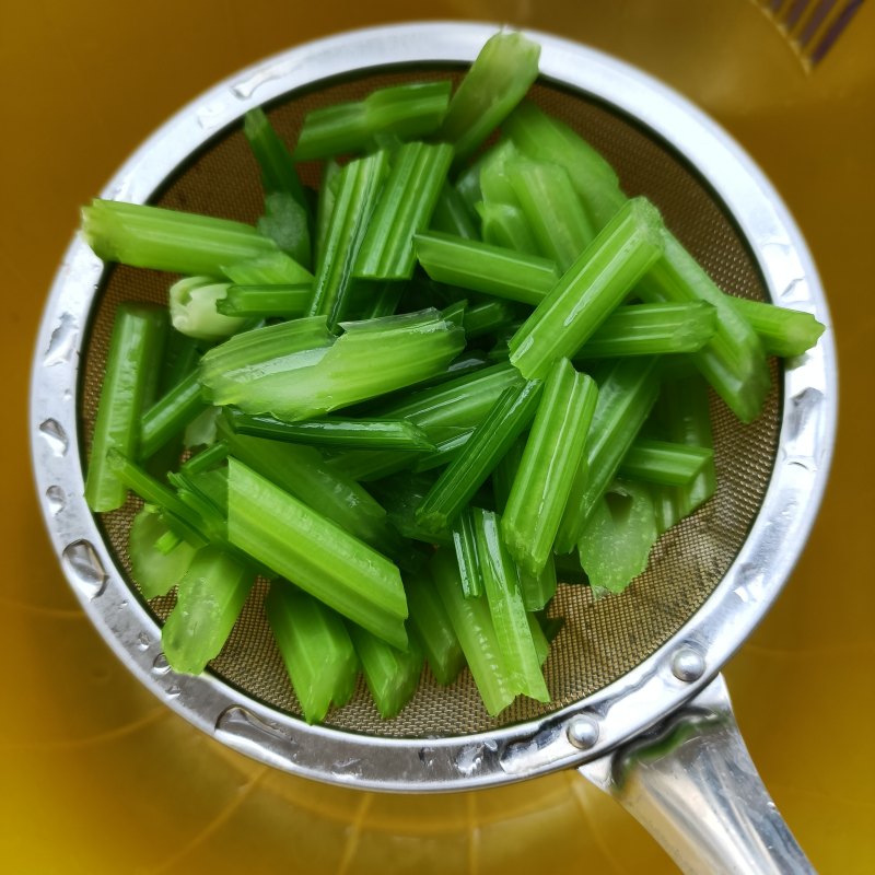 Step-by-Step Instructions for Cooking Celery Stir-Fried Fresh Lily Bulbs