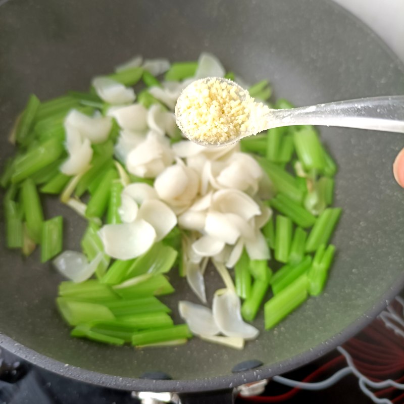 Step-by-Step Instructions for Cooking Celery Stir-Fried Fresh Lily Bulbs