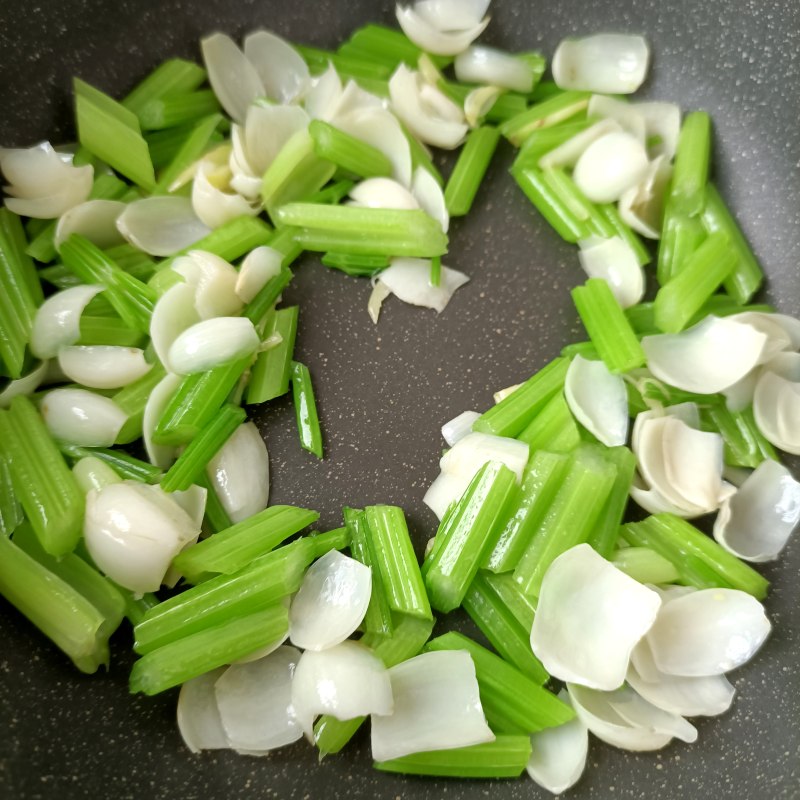 Step-by-Step Instructions for Cooking Celery Stir-Fried Fresh Lily Bulbs