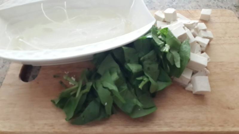 Steps for Making Spinach Vermicelli Tofu Soup