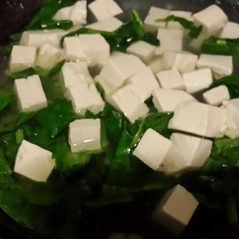 Steps for Making Spinach Vermicelli Tofu Soup