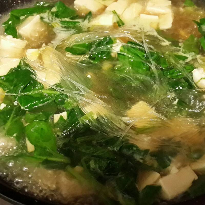 Steps for Making Spinach Vermicelli Tofu Soup