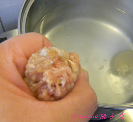 Steps for making Donggua boiled meatballs