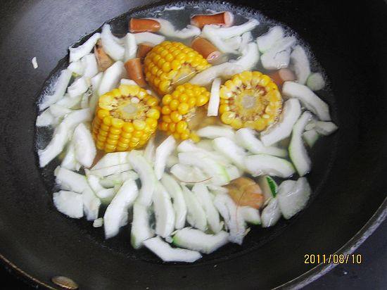 Steps for Cooking Winter Melon Corn Shrimp Soup