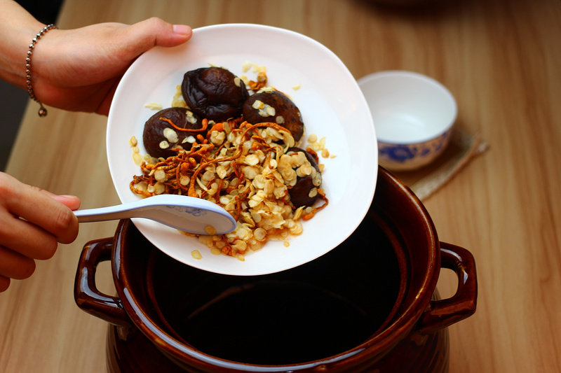 Cooking Steps for Cordyceps Flower, American Ginseng, and Mushroom Soup from Guangdong Lao Huo Liang Tang