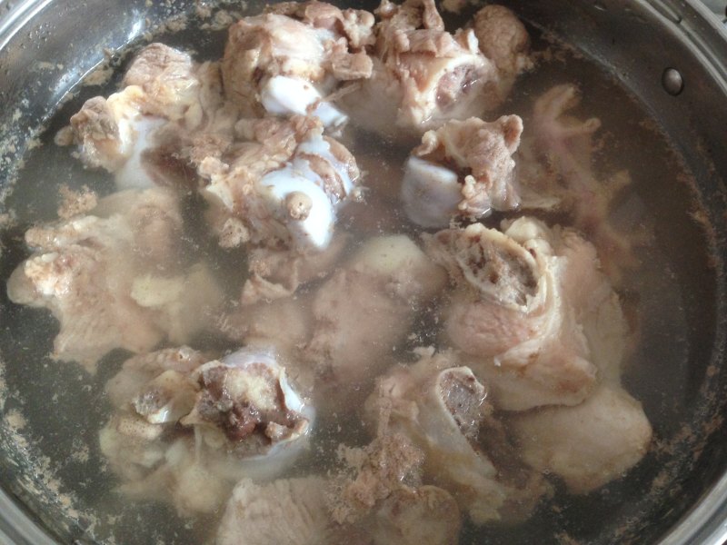 Steps for Cooking Lotus Root, Mung Bean and Pork Bone Soup