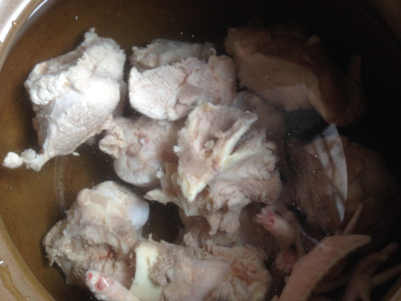 Steps for Cooking Lotus Root, Mung Bean and Pork Bone Soup