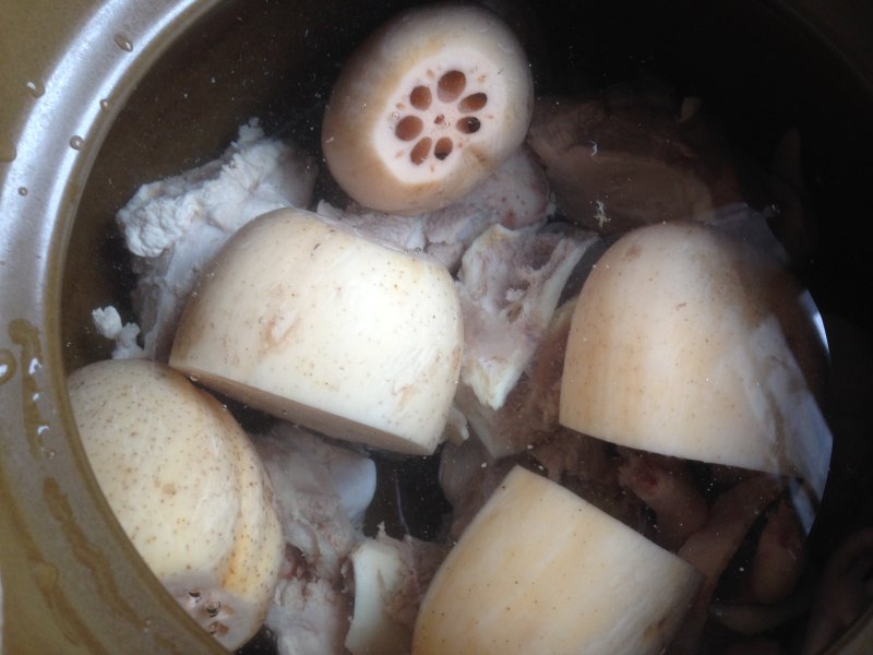 Steps for Cooking Lotus Root, Mung Bean and Pork Bone Soup