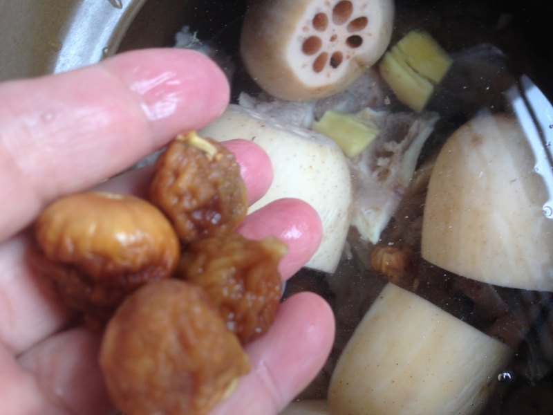 Steps for Cooking Lotus Root, Mung Bean and Pork Bone Soup