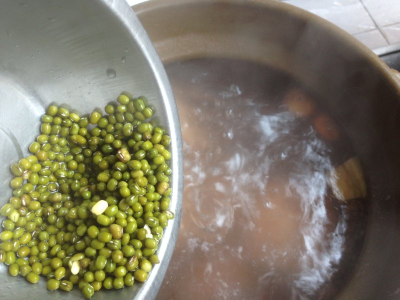 Steps for Cooking Lotus Root, Mung Bean and Pork Bone Soup