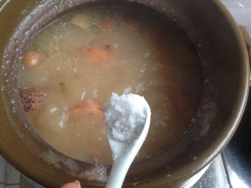 Steps for Cooking Lotus Root, Mung Bean and Pork Bone Soup