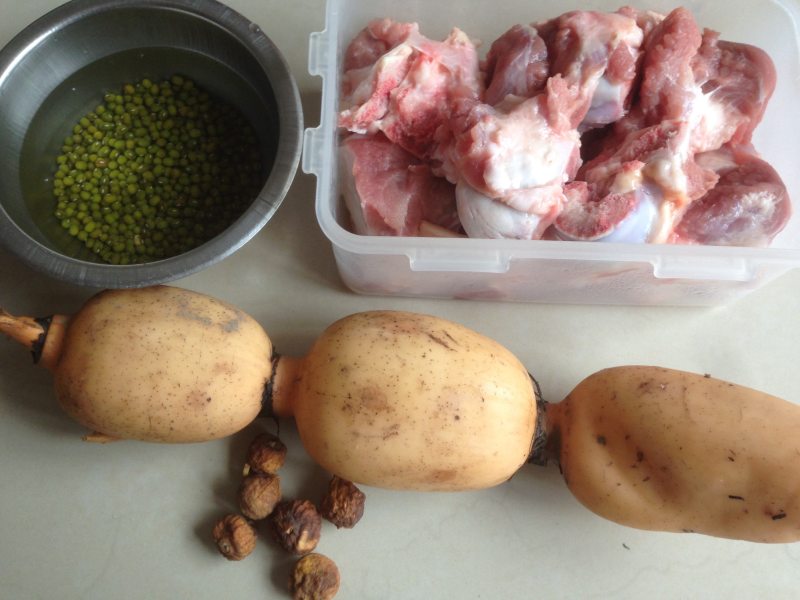 Steps for Cooking Lotus Root, Mung Bean and Pork Bone Soup