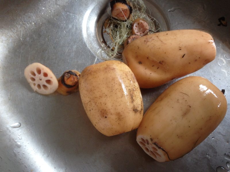 Steps for Cooking Lotus Root, Mung Bean and Pork Bone Soup