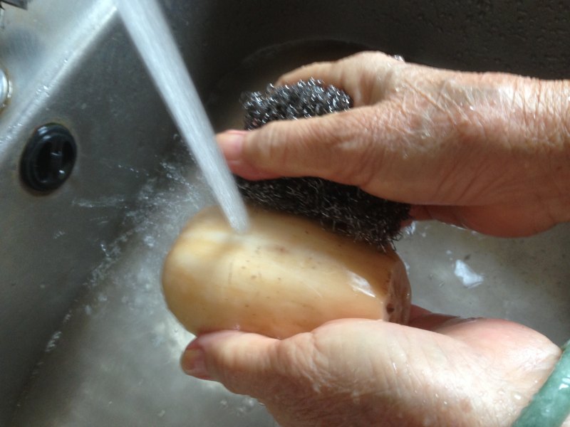 Steps for Cooking Lotus Root, Mung Bean and Pork Bone Soup