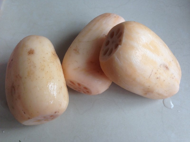 Steps for Cooking Lotus Root, Mung Bean and Pork Bone Soup