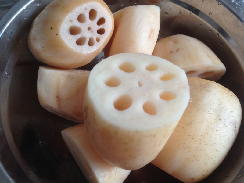 Steps for Cooking Lotus Root, Mung Bean and Pork Bone Soup